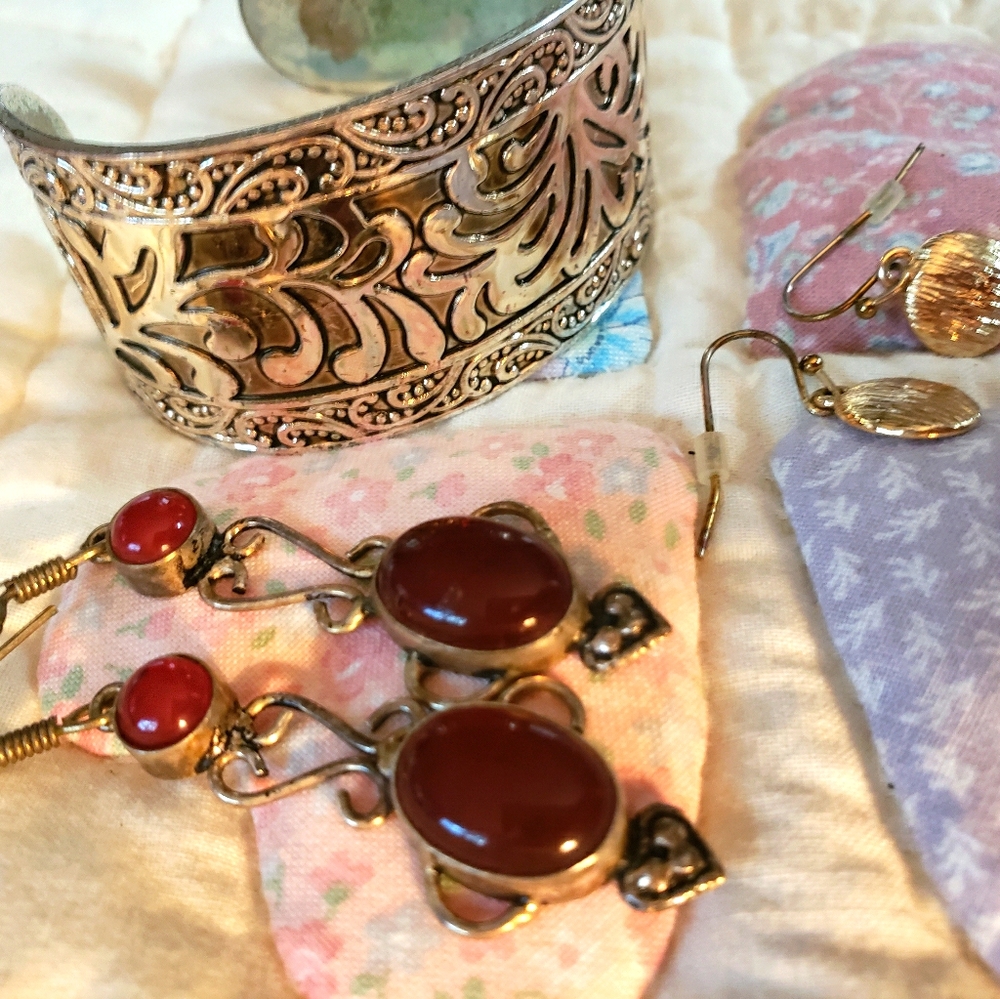 Bracelet & 2 Earrings